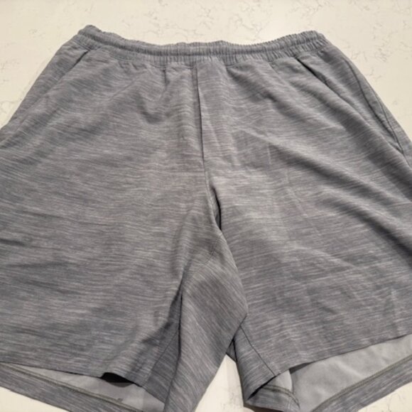 Lululemon Men's lined Shorts- Sized Medium - Picture 3 of 3